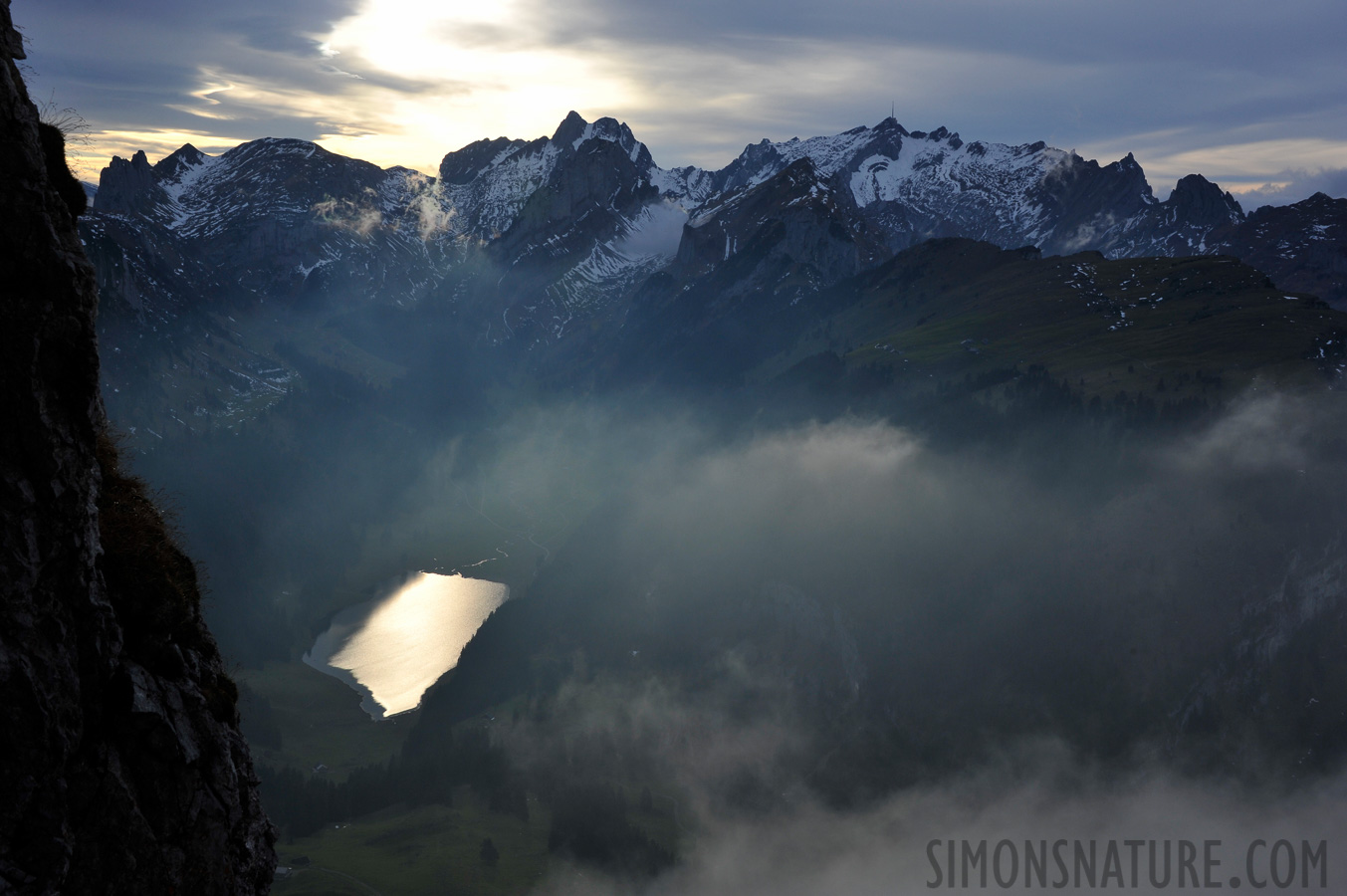 But for a short moment the sun shows up again, the Sämtisersee look like a large mirror in the valley [48 mm, 1/320 sec at f / 13, ISO 400]